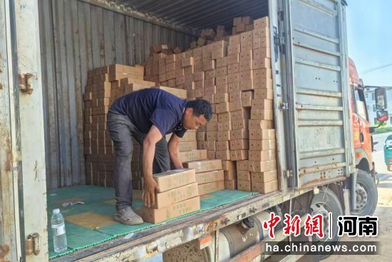 图为包装好的蒜苔即将发往全国市场。 图为包装好的蒜苔即将发往全国市场。