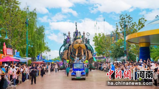 图为郑州海昌海洋公园机甲巡游演出现场。中牟新区党工委供图 图为郑州海昌海洋公园机甲巡游演出现场。中牟新区党工委供图
