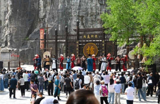 水泊梁山风景区实景演出,再现水浒好汉的侠义豪情。关义华 摄 水泊梁山风景区实景演出,再现水浒好汉的侠义豪情。关义华 摄