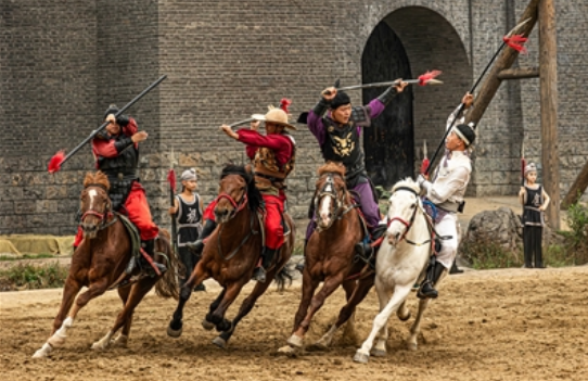 万岁山武侠城《三打祝家庄》实景演出现场。图片由景区提供 万岁山武侠城《三打祝家庄》实景演出现场。图片由景区提供