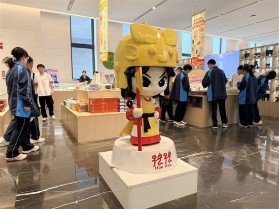 殷墟博物馆礼文宫文创商店出品的妇好文创形象“好好”。记者 杨之甜 摄 殷墟博物馆礼文宫文创商店出品的妇好文创形象“好好”。记者 杨之甜 摄
