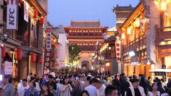 图为游客在溱洧水城游玩。景区供图 图为游客在溱洧水城游玩。景区供图