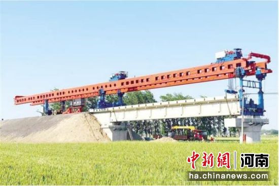 图为首片梁架设现场。 图为首片梁架设现场。