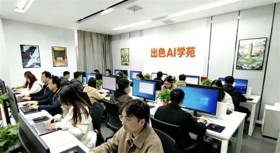 郑州出类文化传播有限公司的AI视频制作团队。受访者供图 郑州出类文化传播有限公司的AI视频制作团队。受访者供图