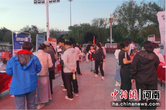 图为招聘现场。 图为招聘现场。