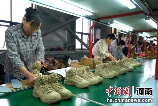 图为工人们在生产线上赶制订单。 图为工人们在生产线上赶制订单。