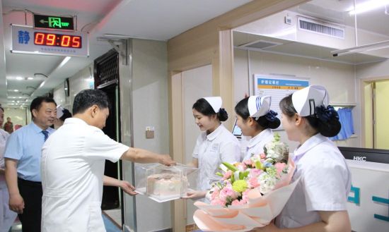 图为慰问现场。 图为慰问现场。