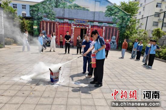 图为演练现场。石冰丽 摄 图为演练现场。石冰丽 摄