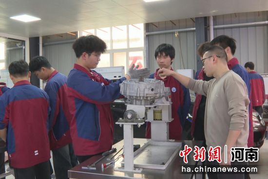 图为实训教学现场。 图为实训教学现场。