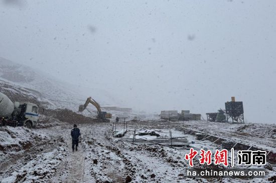 图为冶炼厂基础施工现场。 图为冶炼厂基础施工现场。