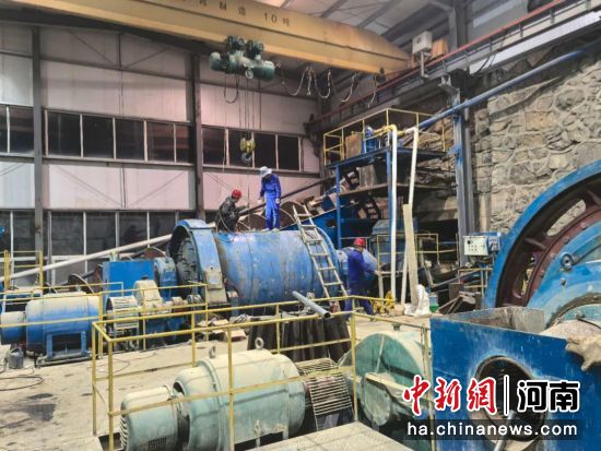 图为选矿厂球磨机衬板安装现场。 图为选矿厂球磨机衬板安装现场。