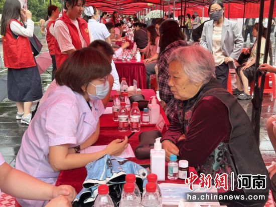 图为临颍县义诊活动现场。姚亚奇 摄 图为临颍县义诊活动现场。姚亚奇 摄