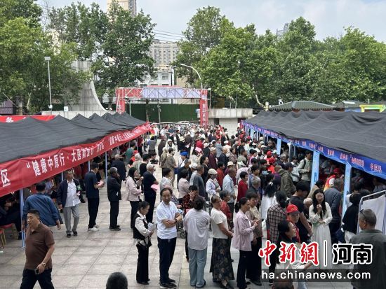 图为西平县义诊活动现场。姚亚奇 摄 图为西平县义诊活动现场。姚亚奇 摄