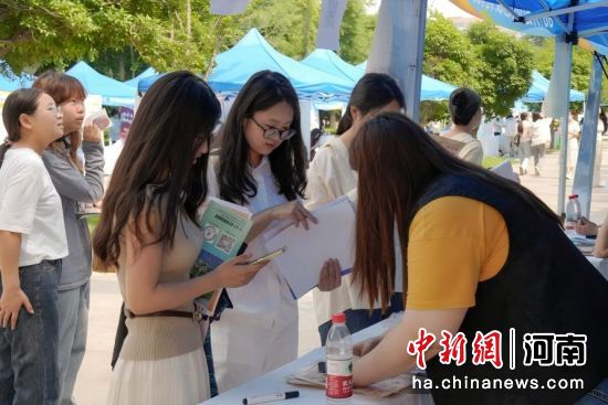 图为招聘会现场。河南省广告协会供图 图为招聘会现场。河南省广告协会供图