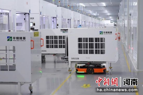 图为平煤隆基新能源科技有限公司生产车间。 图为平煤隆基新能源科技有限公司生产车间。