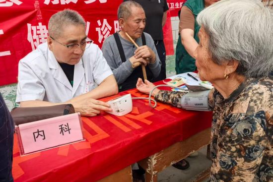 图为义诊活动现场。 图为义诊活动现场。