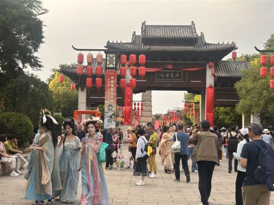 洛阳洛邑古城,身着汉服的游人漫步古街,沉浸式感受古今交融的烟火风情。 朱娟娟 摄 洛阳洛邑古城,身着汉服的游人漫步古街,沉浸式感受古今交融的烟火风情。 朱娟娟 摄