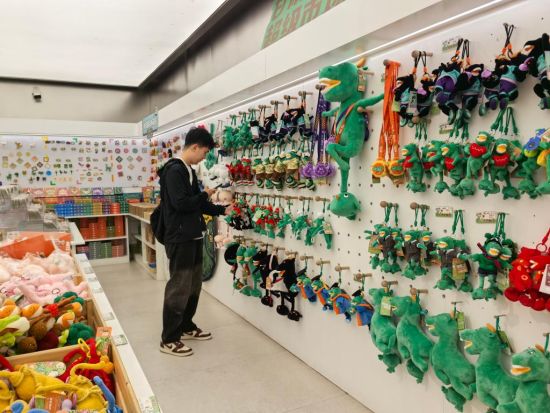 5月13日,游客在甘肃省博物馆艺术生活馆挑选文创产品。新华社记者 何问 摄 5月13日,游客在甘肃省博物馆艺术生活馆挑选文创产品。新华社记者 何问 摄