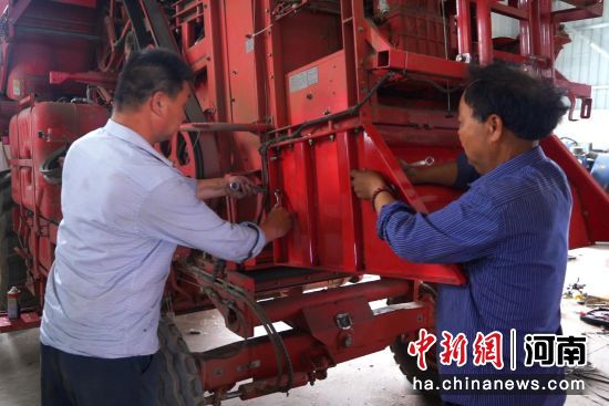 图为技术人员在指导检修工人对农机具进行检修与保养。 图为技术人员在指导检修工人对农机具进行检修与保养。