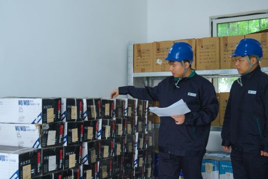 图为工作人员在专业仓对防汛应急物资进行盘点核查。 图为工作人员在专业仓对防汛应急物资进行盘点核查。