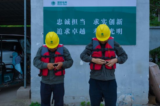 图为工作人员穿戴防汛救生装备。 图为工作人员穿戴防汛救生装备。