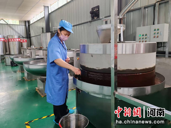 图为工作中的王凯凯。 图为工作中的王凯凯。