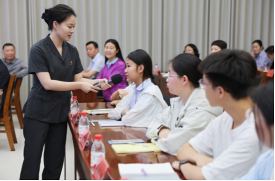 图为学生在法治课堂上提问交流。 图为学生在法治课堂上提问交流。