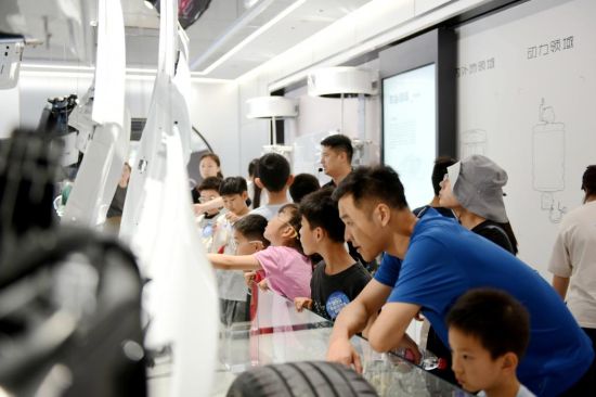 图为亲子互动现场。 图为亲子互动现场。