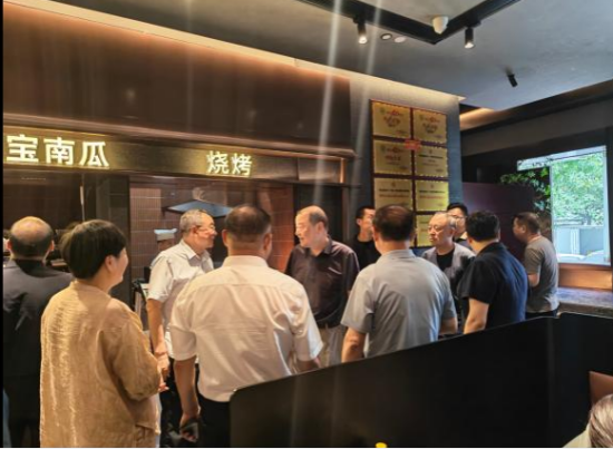 图为新野板面推广工作组实地研学。 图为新野板面推广工作组实地研学。