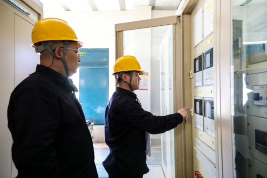 图为工作人员进行轲1号主变有载呼吸器硅胶更换工作前的准备工作。 图为工作人员进行轲1号主变有载呼吸器硅胶更换工作前的准备工作。