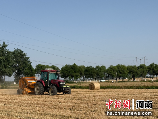 图为农机穿梭在麦田,秸秆就地打捆。 图为农机穿梭在麦田,秸秆就地打捆。