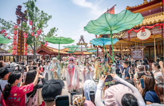 图为清明上河园演艺活动吸引游客。 图为清明上河园演艺活动吸引游客。