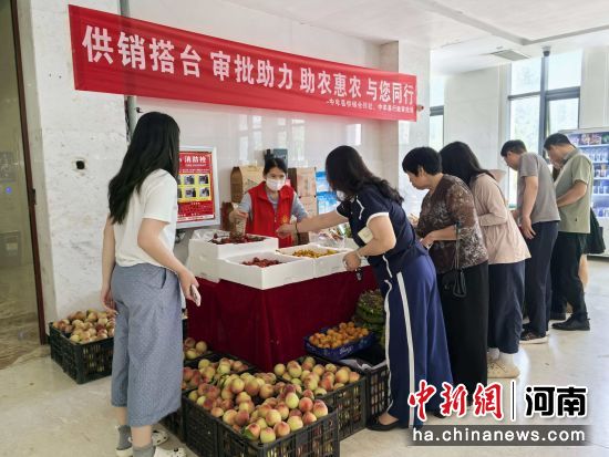图为农特产品展销区吸引市民选购。中牟新区党工委供图 图为农特产品展销区吸引市民选购。中牟新区党工委供图