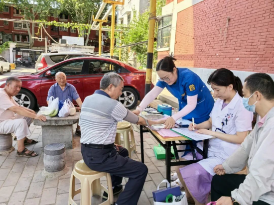 图为医护人员走进社区开展义诊活动。 图为医护人员走进社区开展义诊活动。