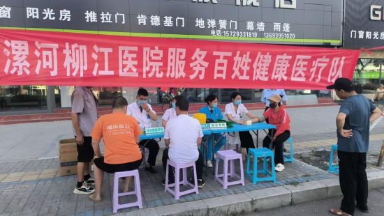 图为“健康早市”吸引市民参与。 图为“健康早市”吸引市民参与。