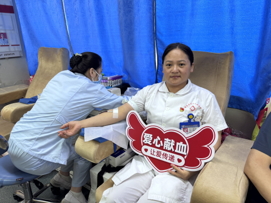 图为清化镇卫生院医护人员参与参与献血活动。 图为清化镇卫生院医护人员参与参与献血活动。