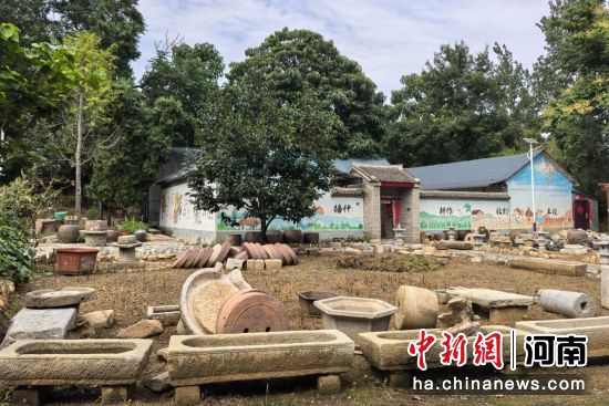 图为博物馆门前广场上展示的石制牛槽、磨盘等用具。 图为博物馆门前广场上展示的石制牛槽、磨盘等用具。