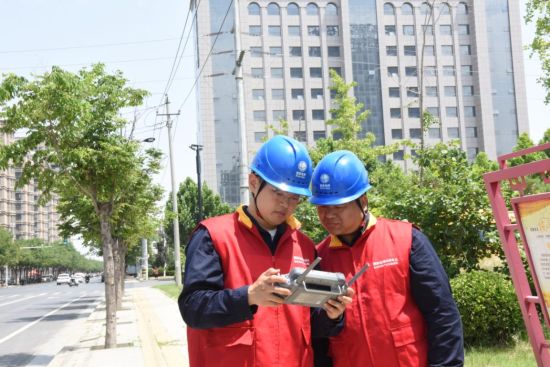 图为工作人员利用无人机巡检电网。 图为工作人员利用无人机巡检电网。