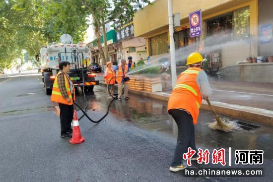 图为环卫部门行动现场。李强 摄 图为环卫部门行动现场。李强 摄