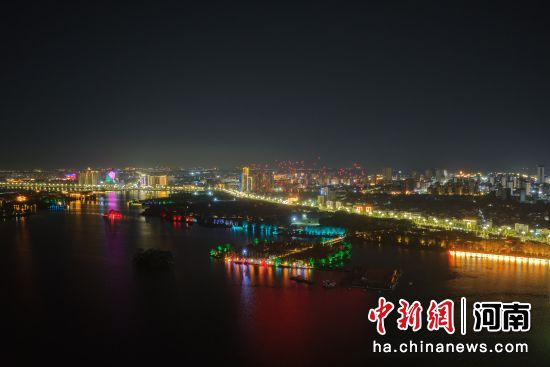 图为龙湖国家湿地公园夜景。黄春龙 摄 图为龙湖国家湿地公园夜景。黄春龙 摄
