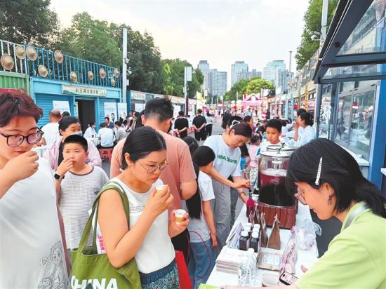 近日,河南省中医院在河南艺术中心东侧的“黄河风艺术市集”举办中医药夜市,市民踊跃体验中药代茶饮。 本报全媒体记者 马愿 摄 近日,河南省中医院在河南艺术中心东侧的“黄河风艺术市集”举办中医药夜市,市民踊跃体验中药代茶饮。 本报全媒体记者 马愿 摄