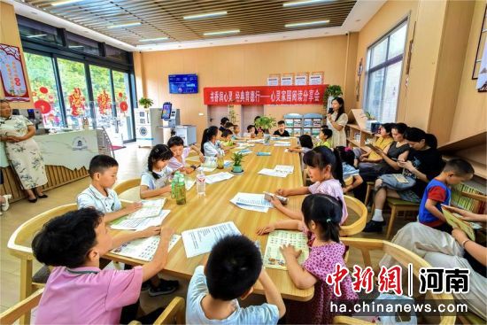 图为孩子们进行读书分享。活动方供图 图为孩子们进行读书分享。活动方供图