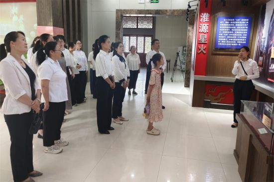 图为游客在桐柏革命纪念馆聆听红色故事。桐柏县委宣传部供图 图为游客在桐柏革命纪念馆聆听红色故事。桐柏县委宣传部供图