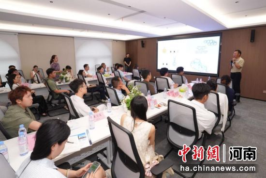 图为座谈会现场。 图为座谈会现场。