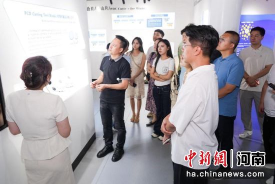 图为青年企业家参观璨然珠宝品牌馆。 图为青年企业家参观璨然珠宝品牌馆。