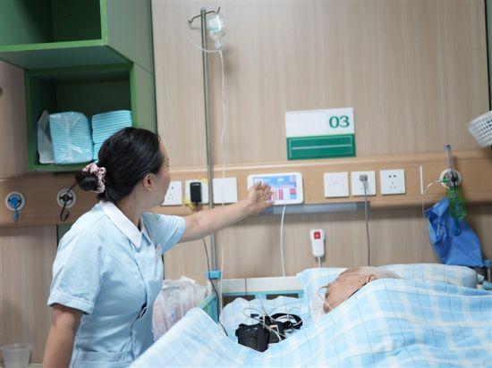 郑州市第九人民医院病房内,护士正在查看老人病情。 郑州市第九人民医院病房内,护士正在查看老人病情。
