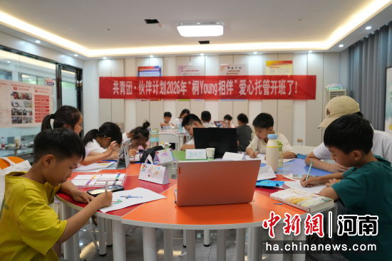 图为大学生志愿者为孩子们辅导作业。 图为大学生志愿者为孩子们辅导作业。