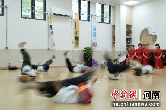 图为居民在社区参加活动。记者 范晓恒 摄 图为居民在社区参加活动。记者 范晓恒 摄