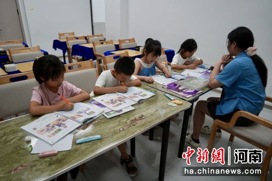 图为居民在社区参加活动。记者 范晓恒 摄 图为居民在社区参加活动。记者 范晓恒 摄