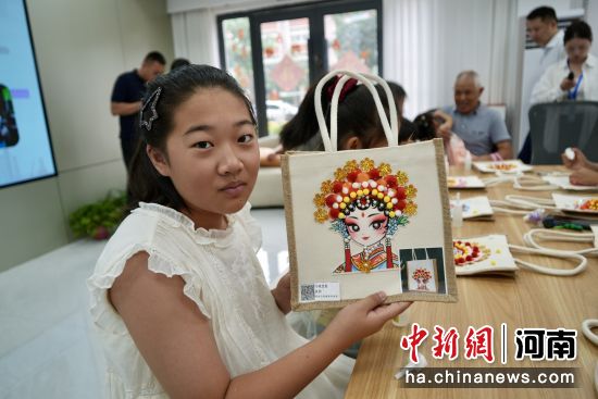 图为居民展示手工作品。记者 范晓恒 摄 图为居民展示手工作品。记者 范晓恒 摄